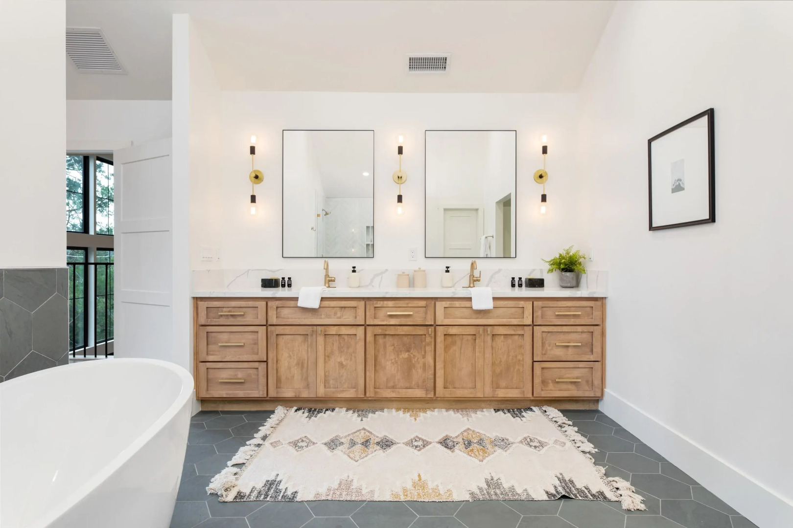 Luxury Retreat, 5mins to the Lake Game Room + Fire Pit Howlite by Avantstay