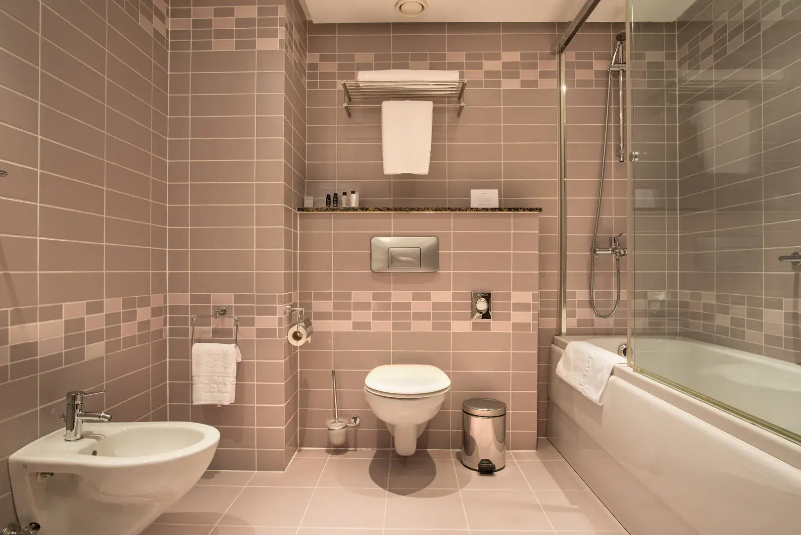 Rosslyn Central Park Hotel