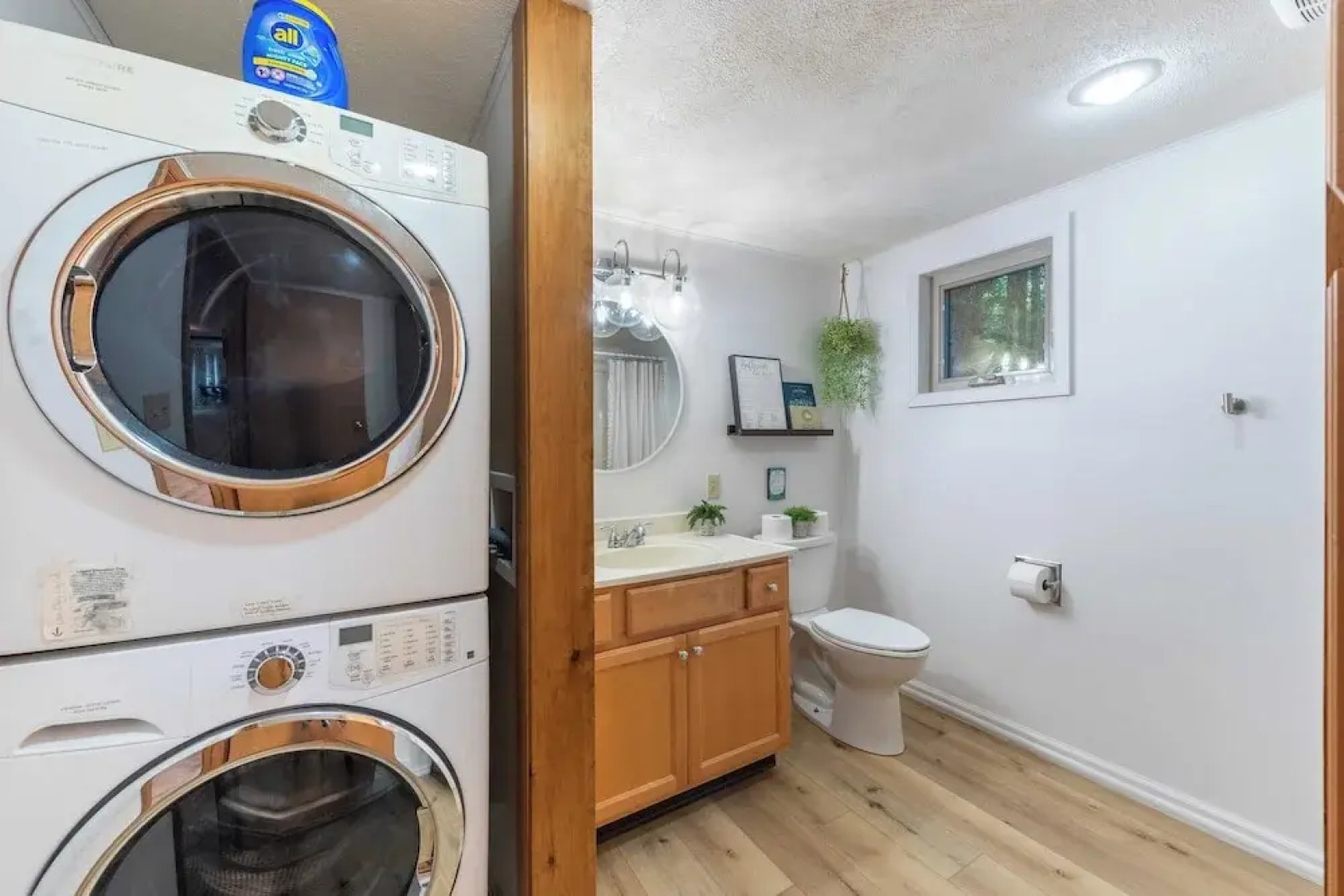 Lakeshore Oasis by Avantstay Private Beach, Views, Hot Tub, Volleyball