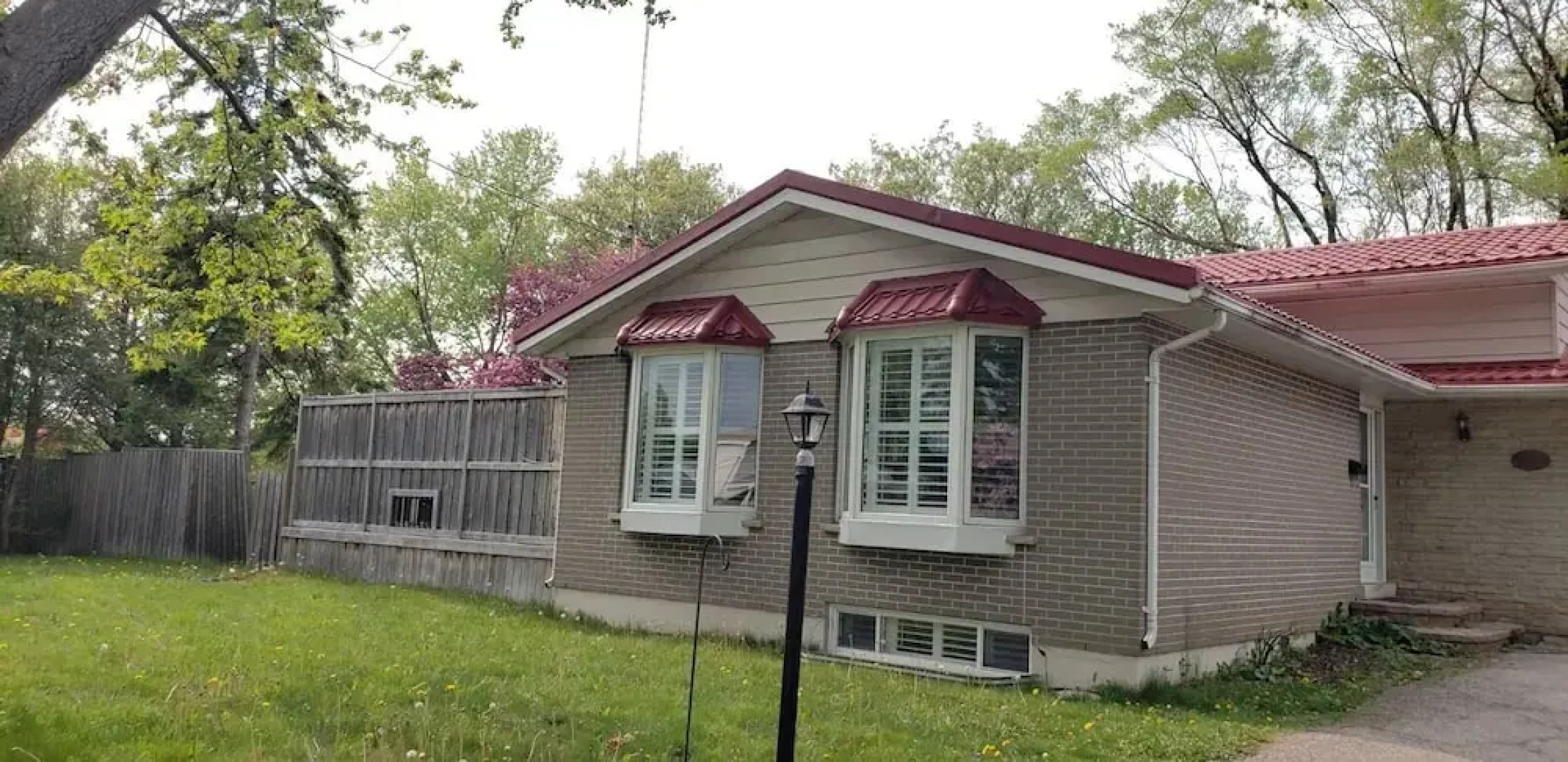 Bungalow With Cozy 4 Bedrooms on a Large Property Lot ! Late Check-out