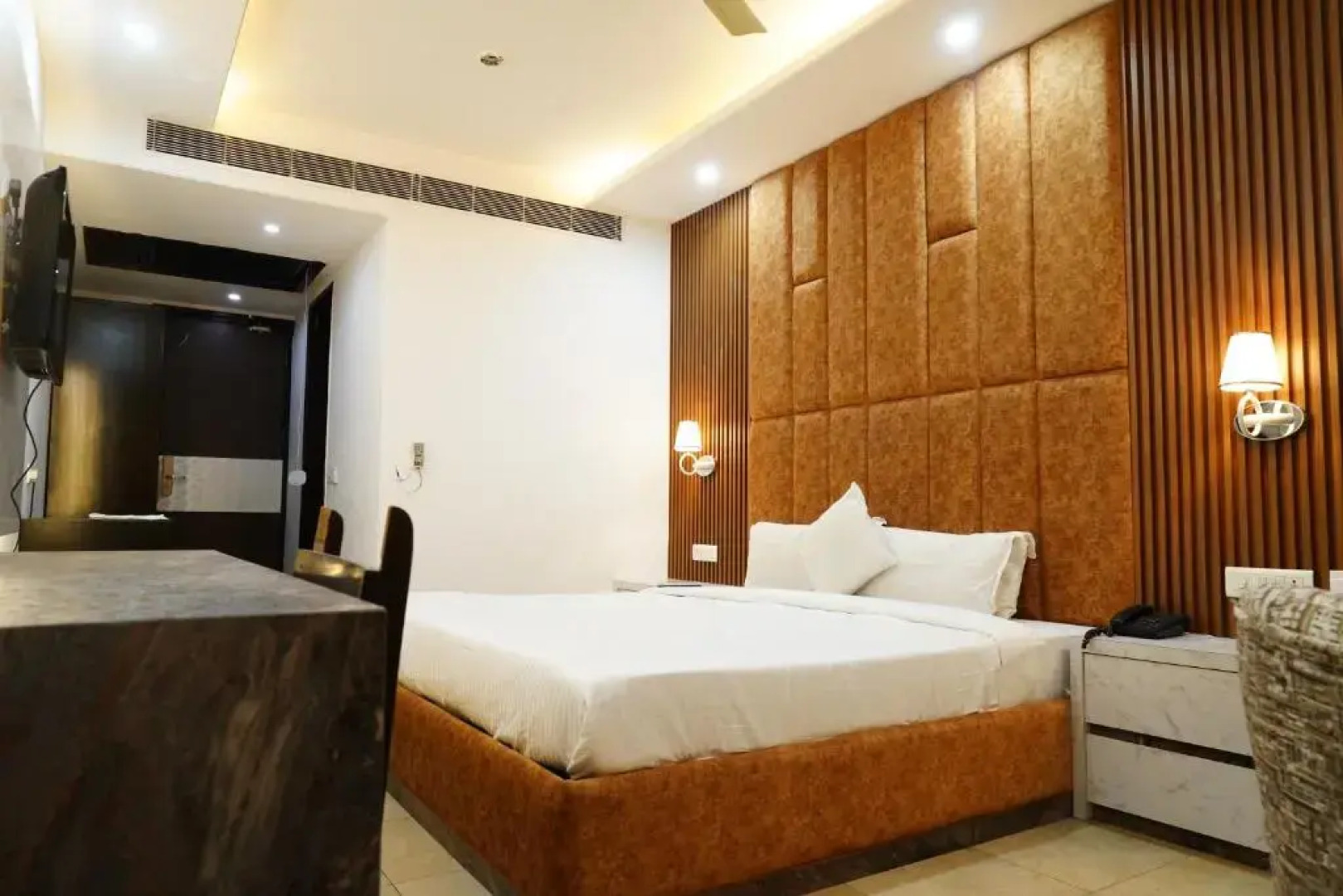 OYO 24912 Hotel Raunak