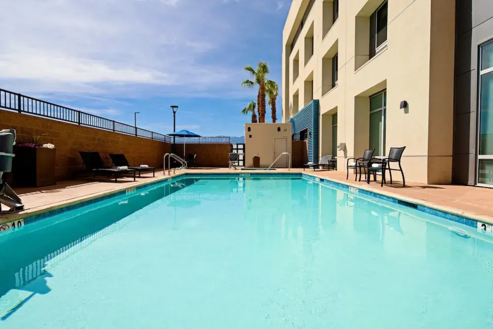 Holiday Inn Express & Suites Palm Desert - Millennium