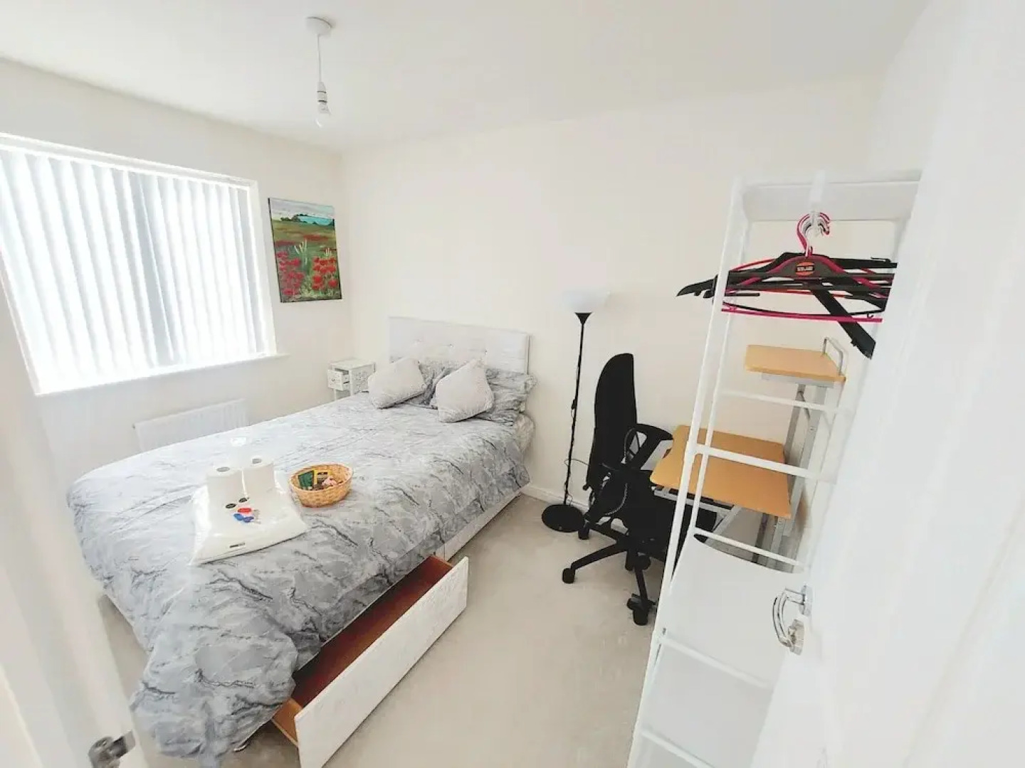 Room in Guest Room - Double Room, Full Kitchen, Smart TV, Shared Bathroom in 3-bed Home