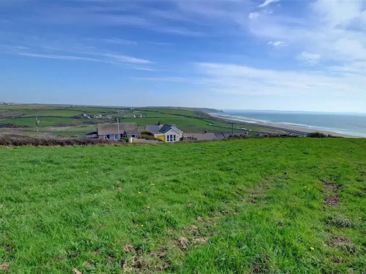 Ground-floor Apartment in Detached House set on 350-m Site