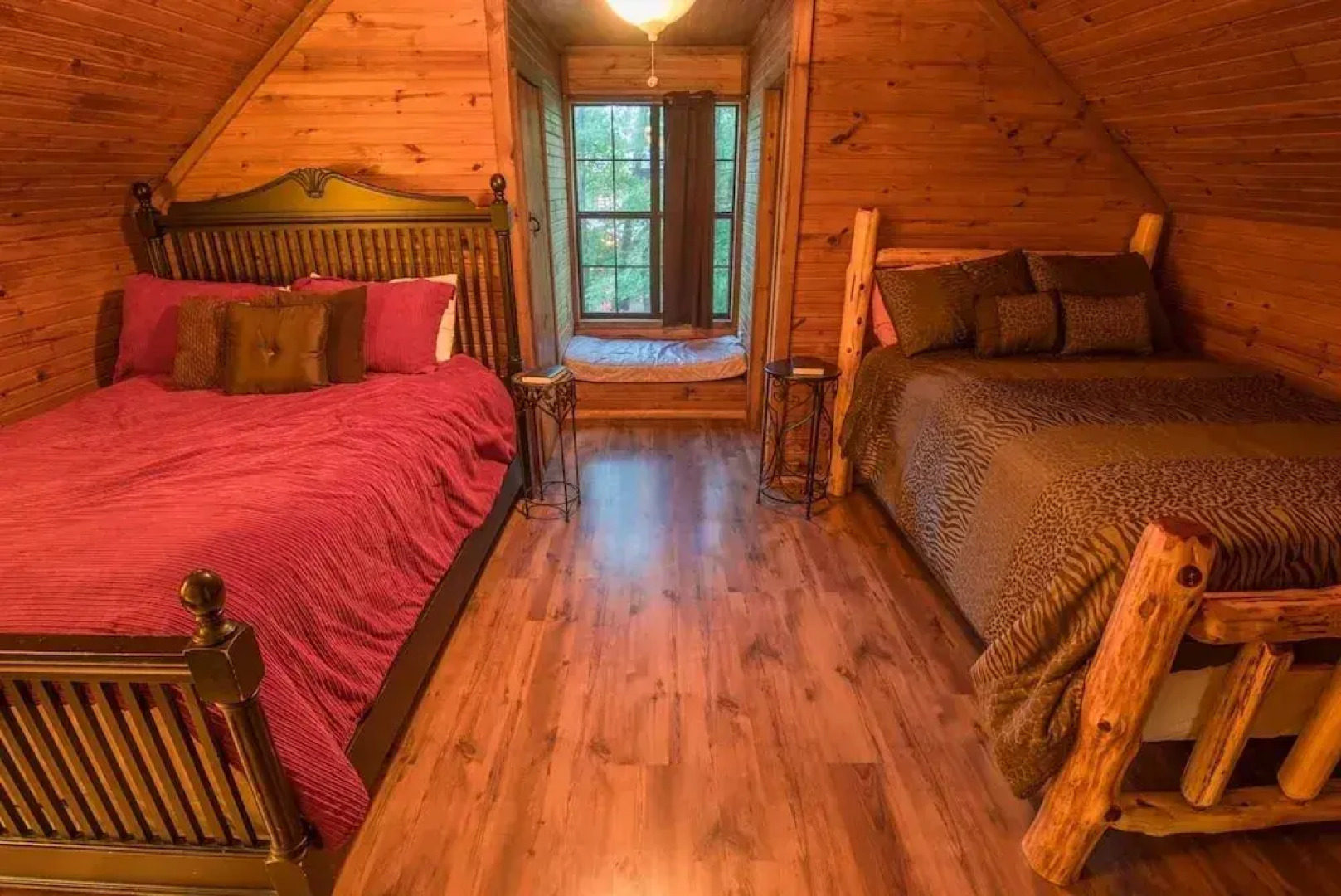 Mountain Bear Lodge Includes Roku TV, Wifi, Hot Tub, and BBQ by Redawning