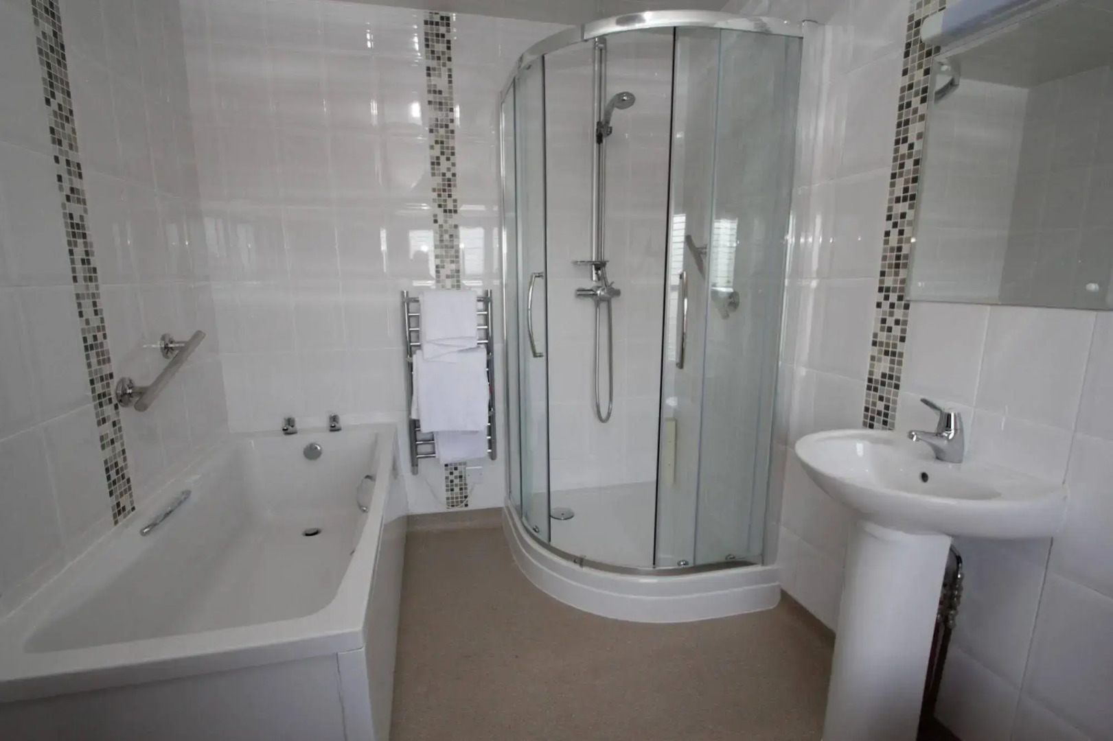 Lion Hotel and Studio Apartments