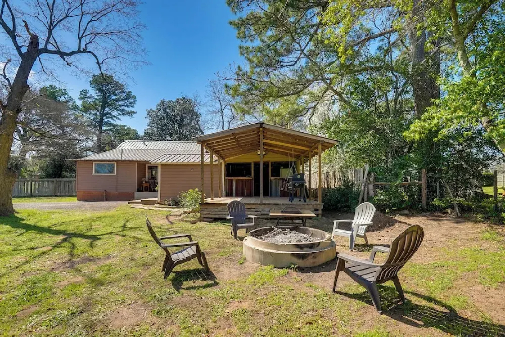 Rusk Retreat w/ Fire Pit, Grill & Countryside View