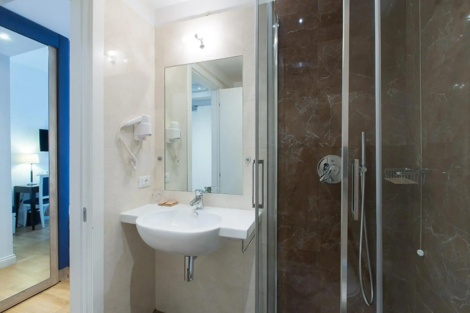 Floris Hotel