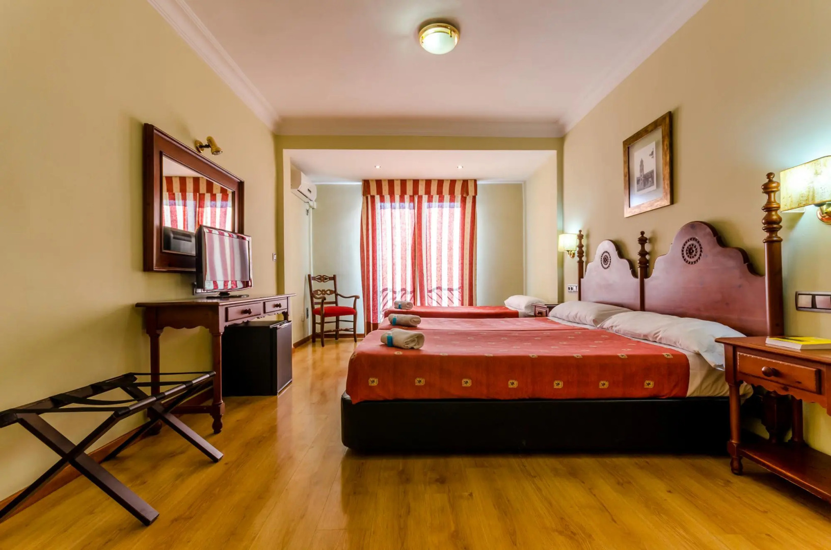 Отель Virgen de los Reyes