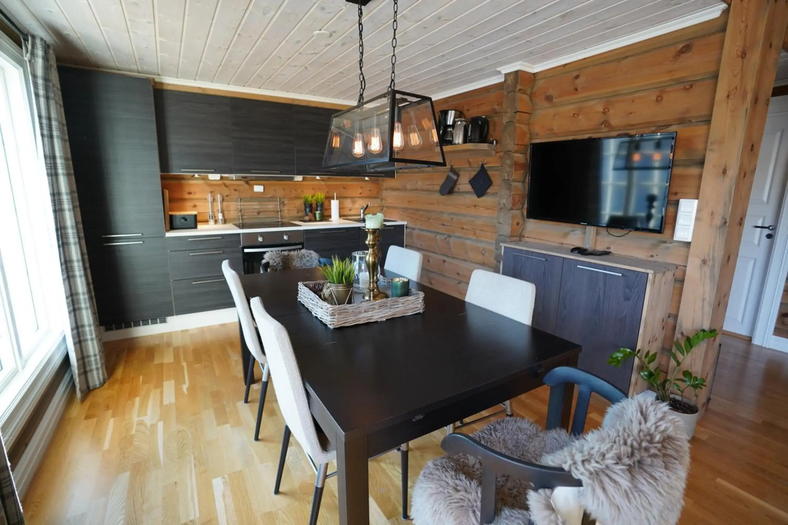 Lake View Apartment with loft