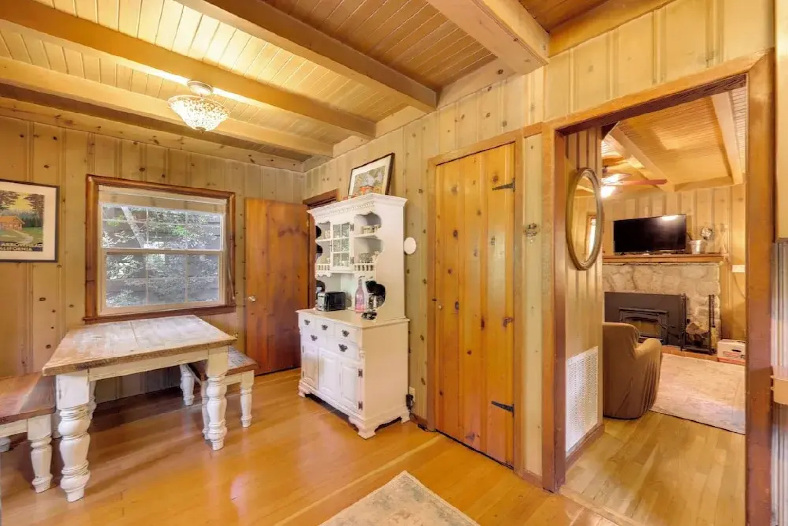 Vintage 'snow White' Cottage ~ 2 Miles to Village!