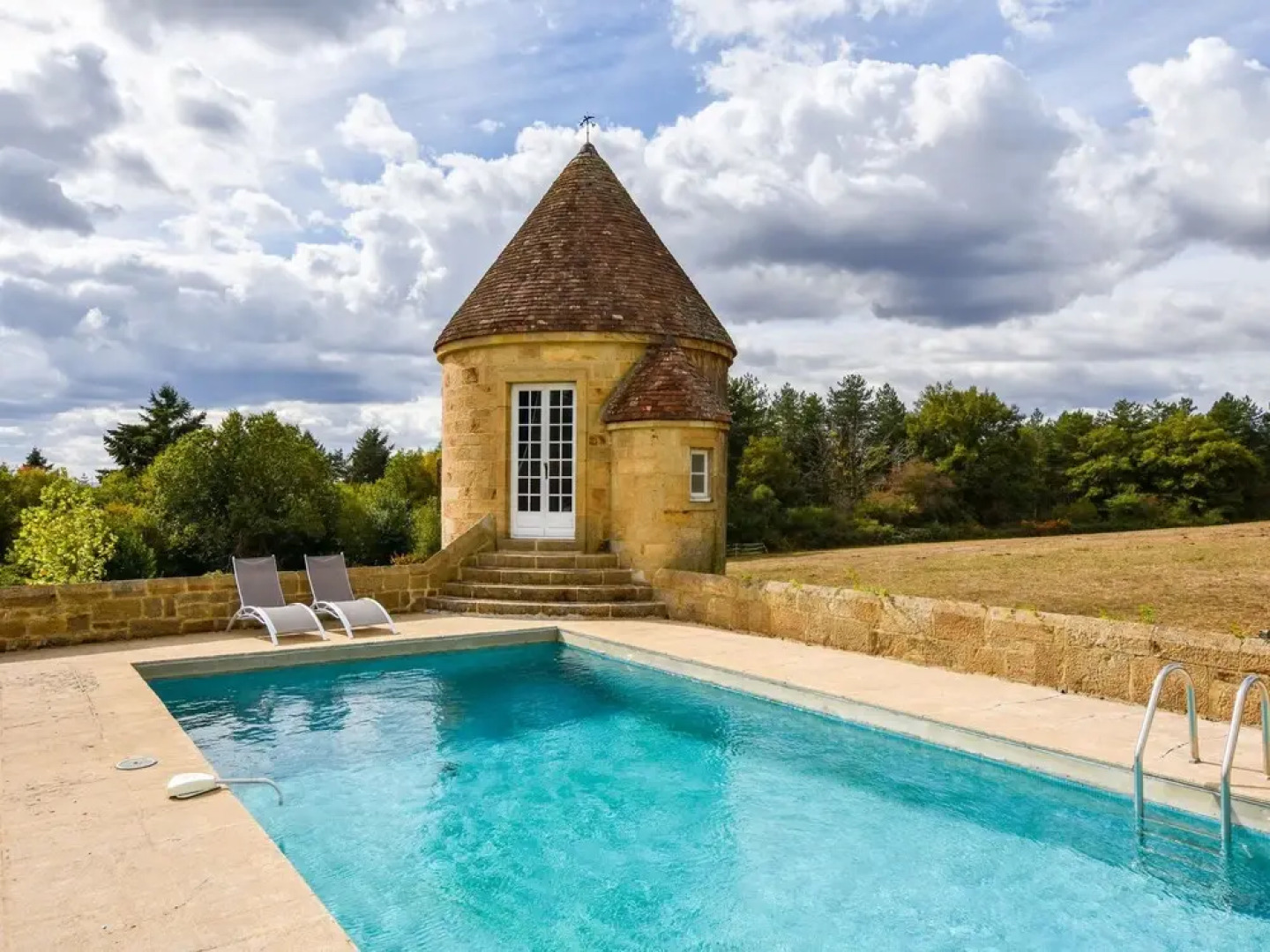 Gorgeous Manor With Private Heated Swimming Pool, in the Heart of an oak Forest