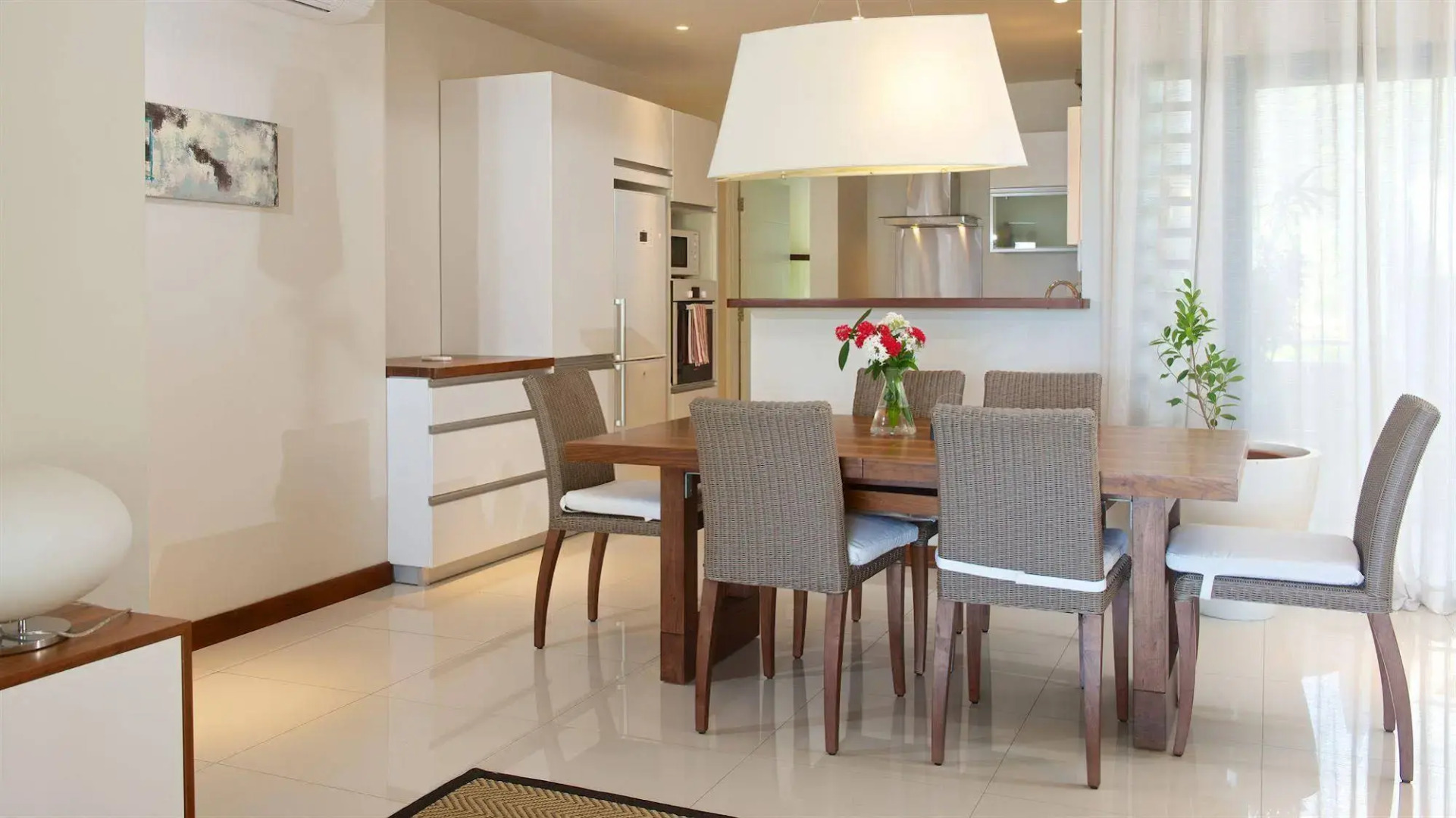 Leora Beach Apartments