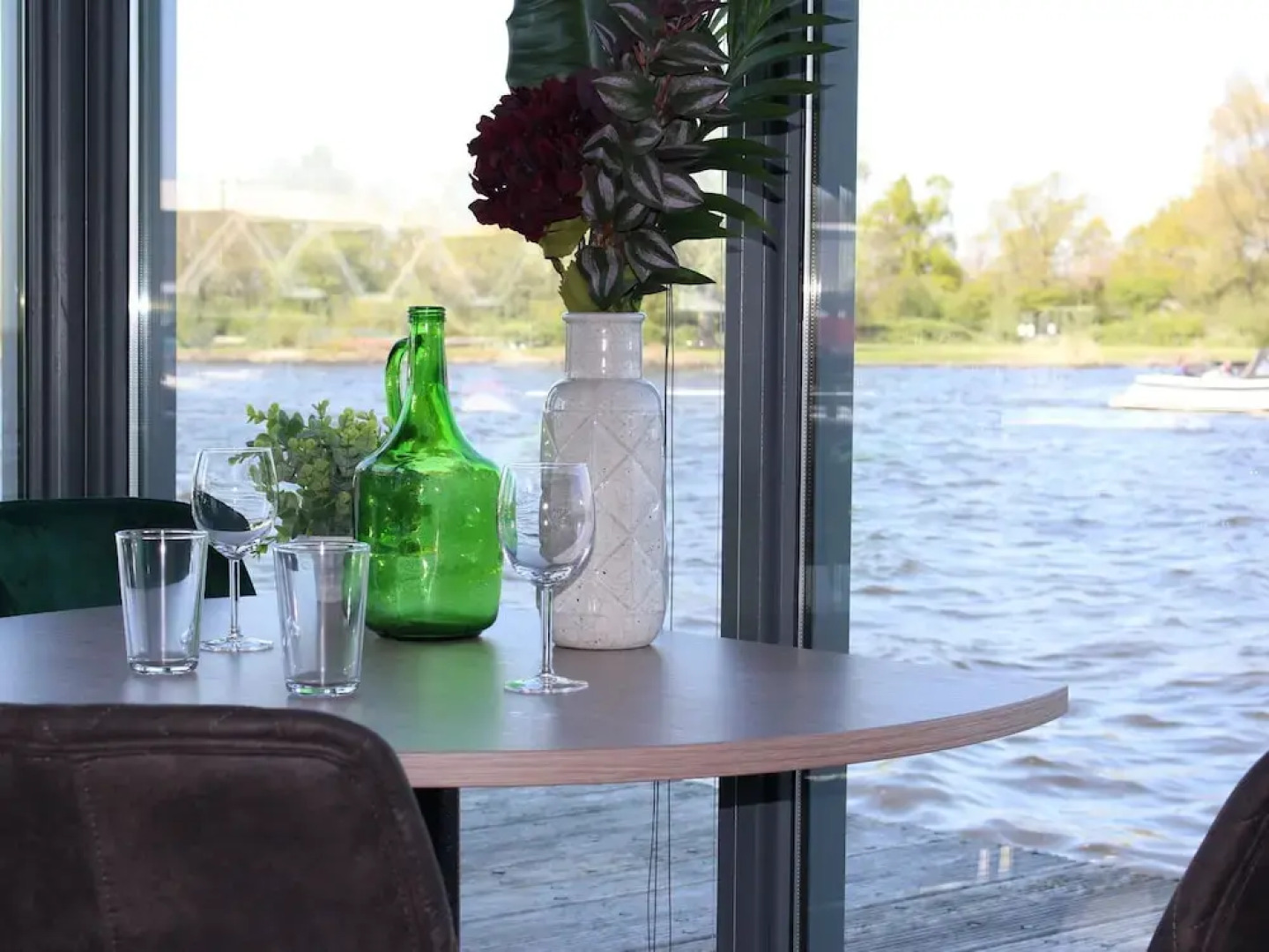 Cozy Houseboat at the Edge of the Marina