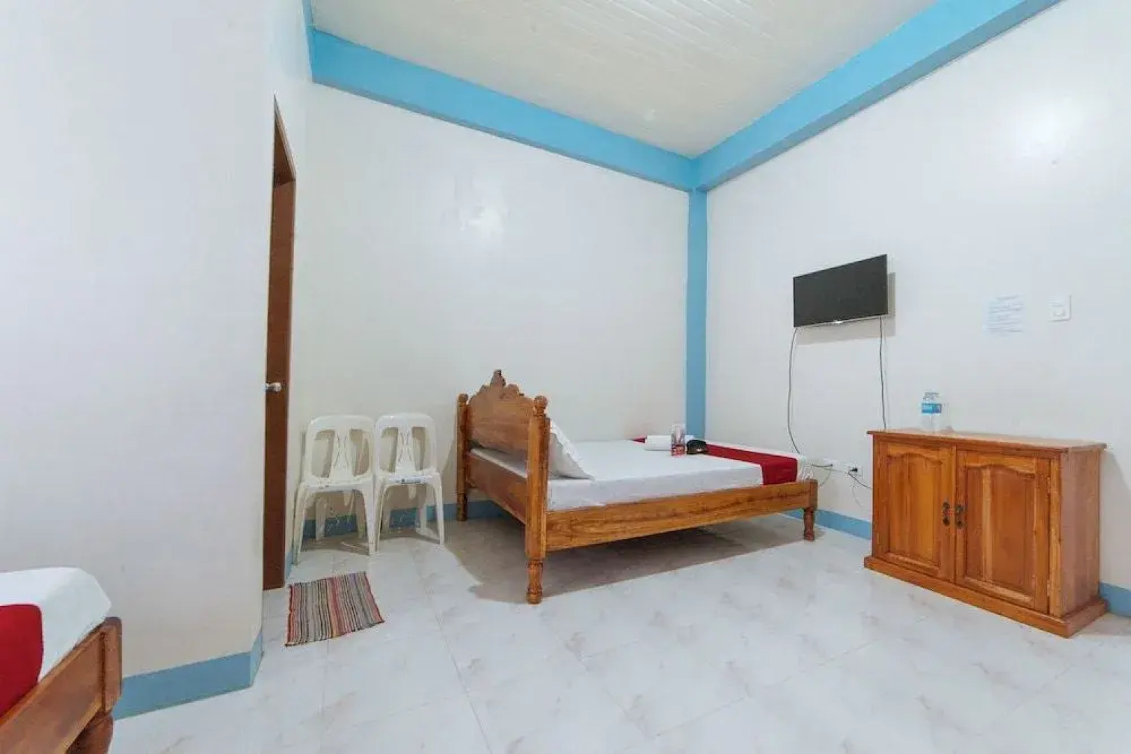 RedDoorz Near Lucap Wharf Alaminos