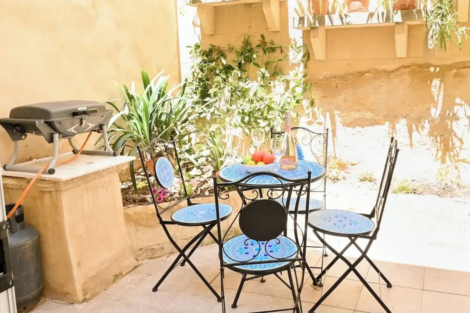 A Cosy Nest Overlooking The Sea