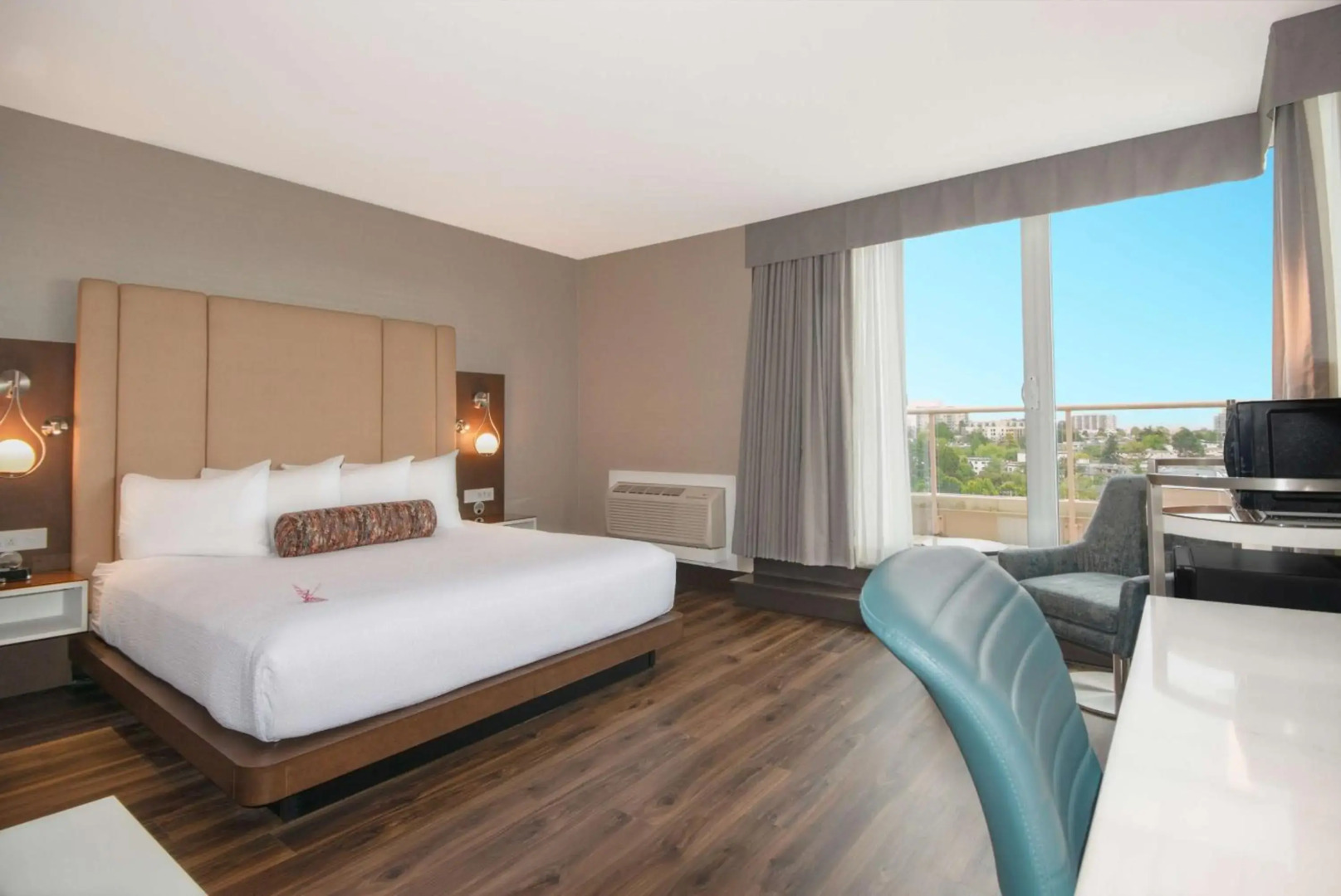 Coast Victoria Hotel & Marina by APA