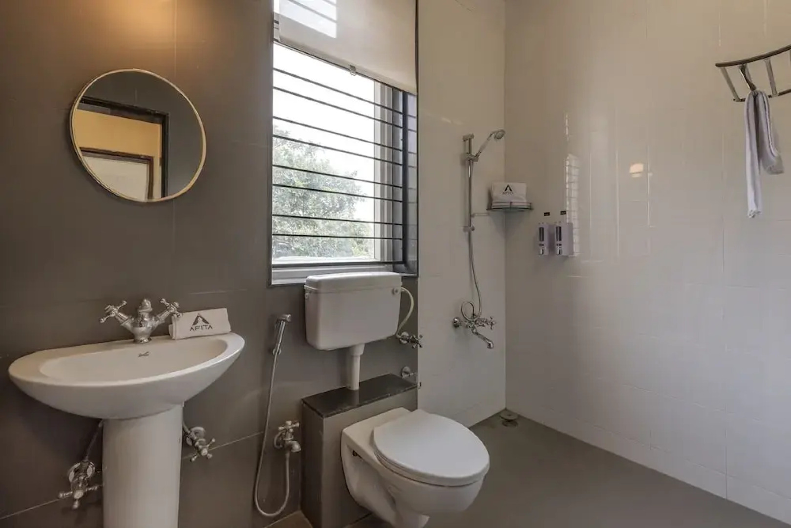 CosmicStays Afita Mohari-Solar Powered Lakehouse