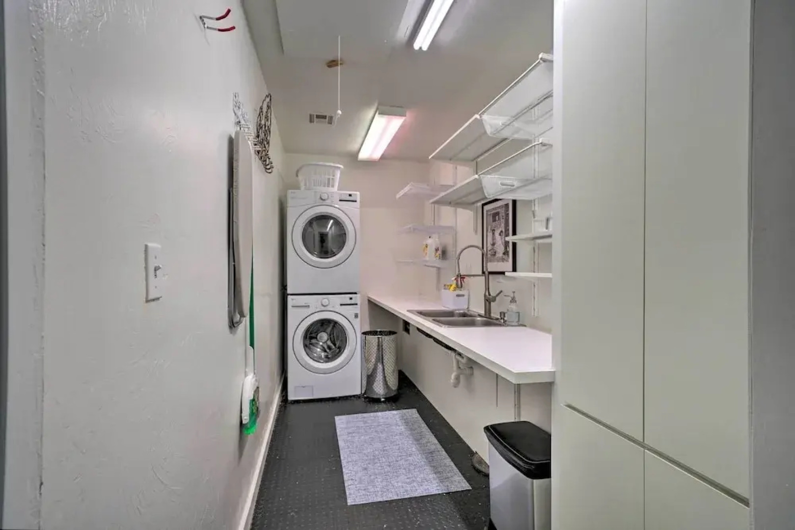 Bohemian Home w/ Screened Porch, 3 Mi to Lake!