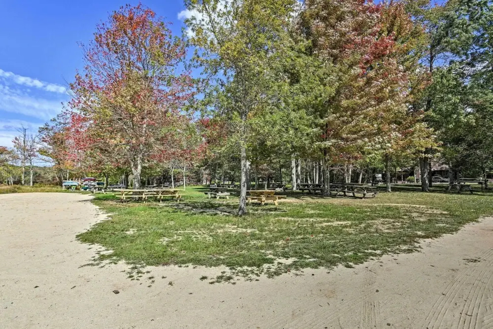 Spacious Cabin, 1 Block to Locust Lake Beach!