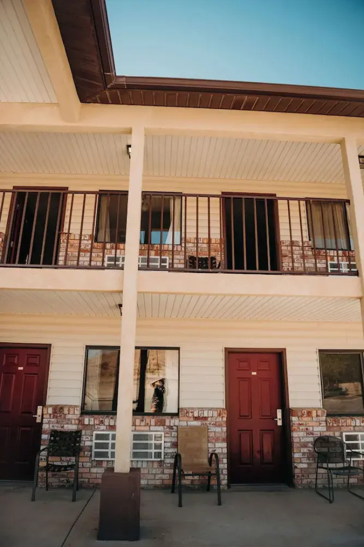 Whispering Sands Motel