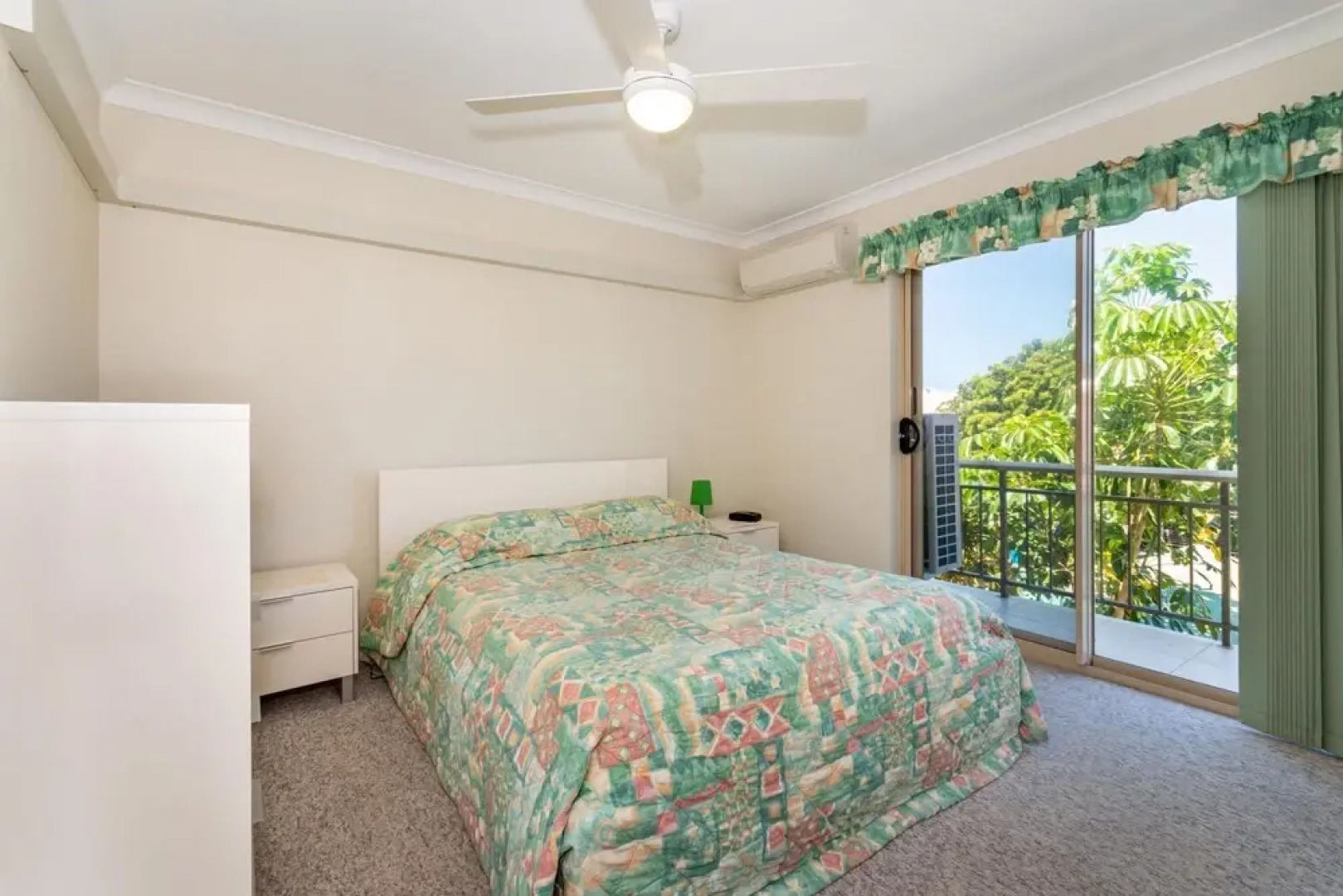 Freshly revovated Dog Friendly House walking distance to Waterfront!