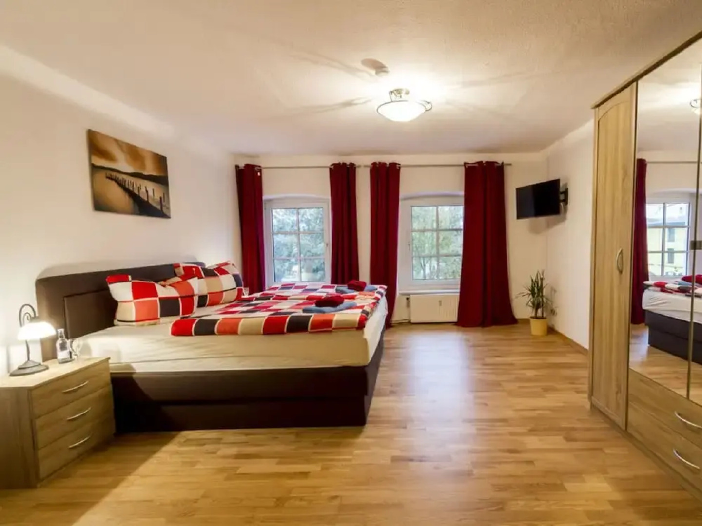 Courtyard View - Manor by the Lake