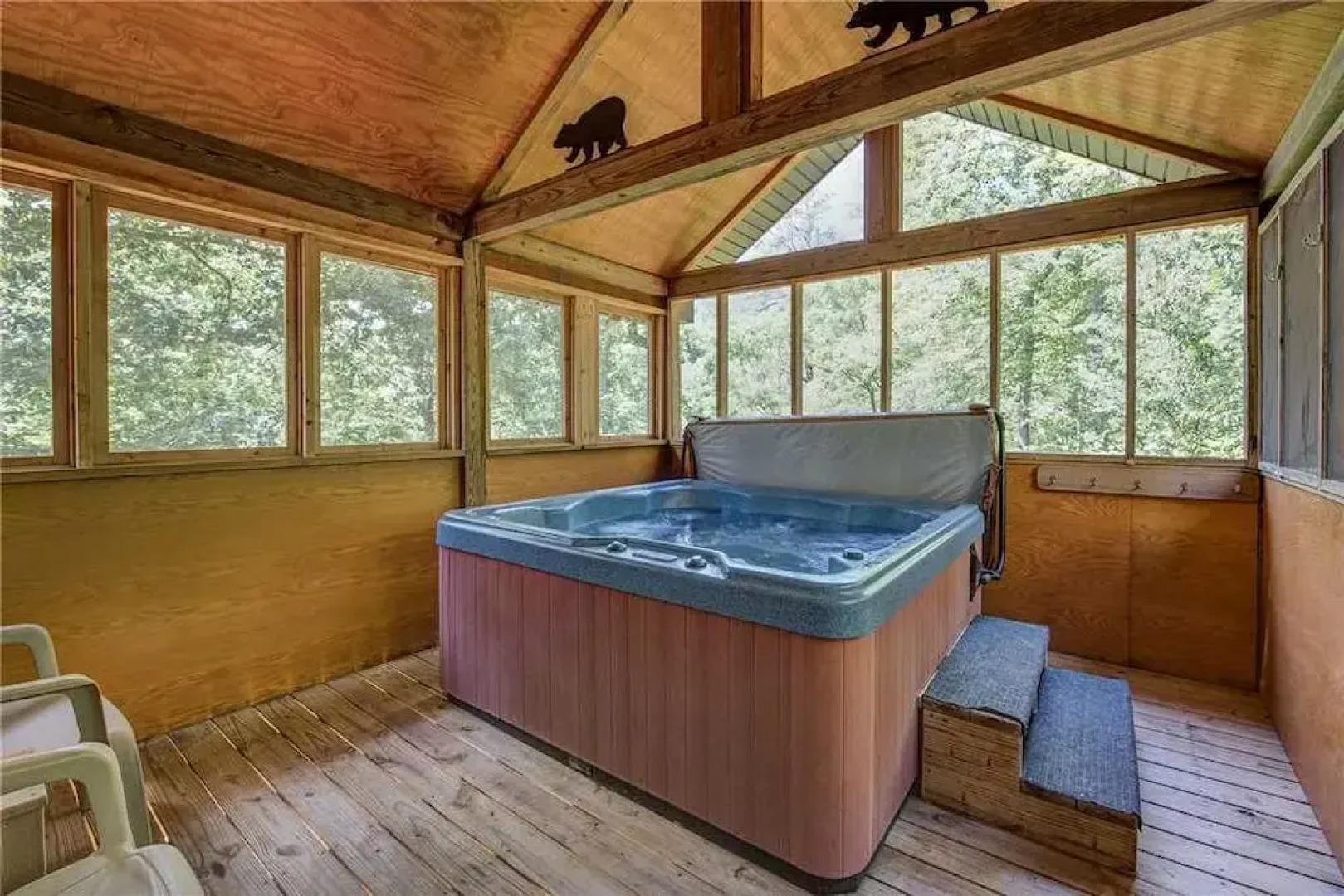 R Bearadise 2 Bedroom Home with Hot Tub