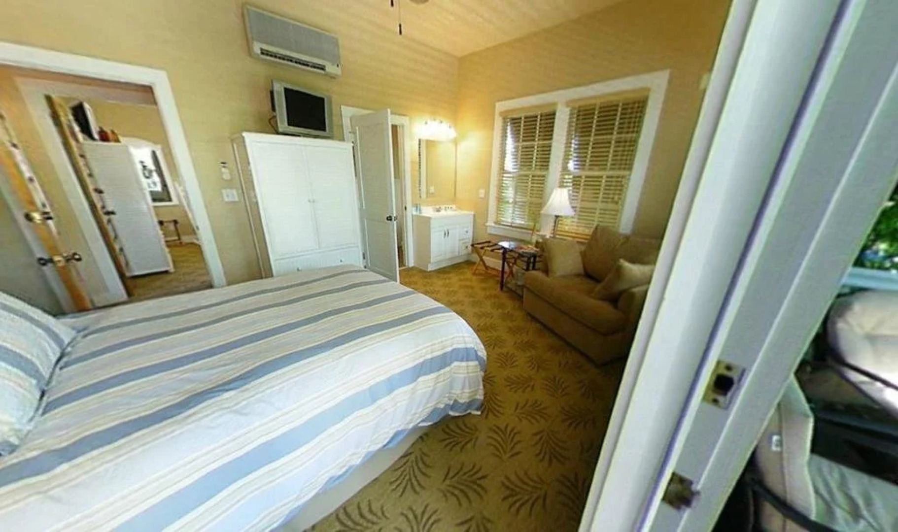 The Porch on Frances Inn