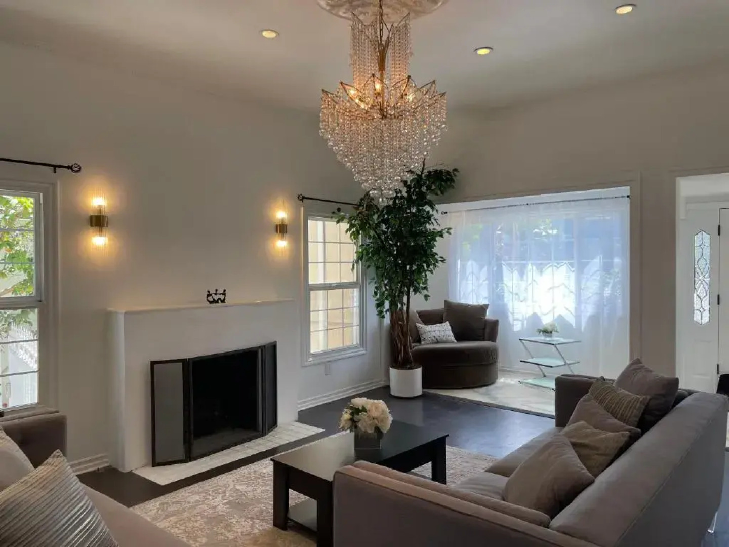 Contemporary 5 bed- 4 bath Beverly Hills Home