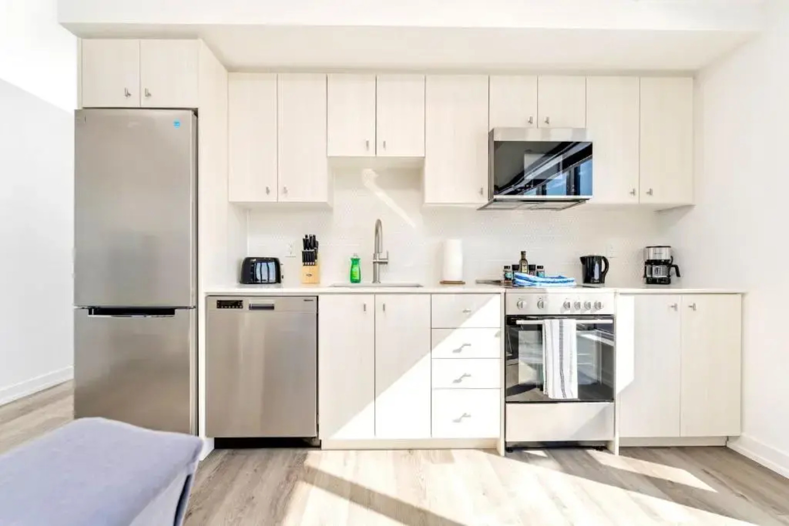 Luxury 1BR Condo - Private Balcony City Views