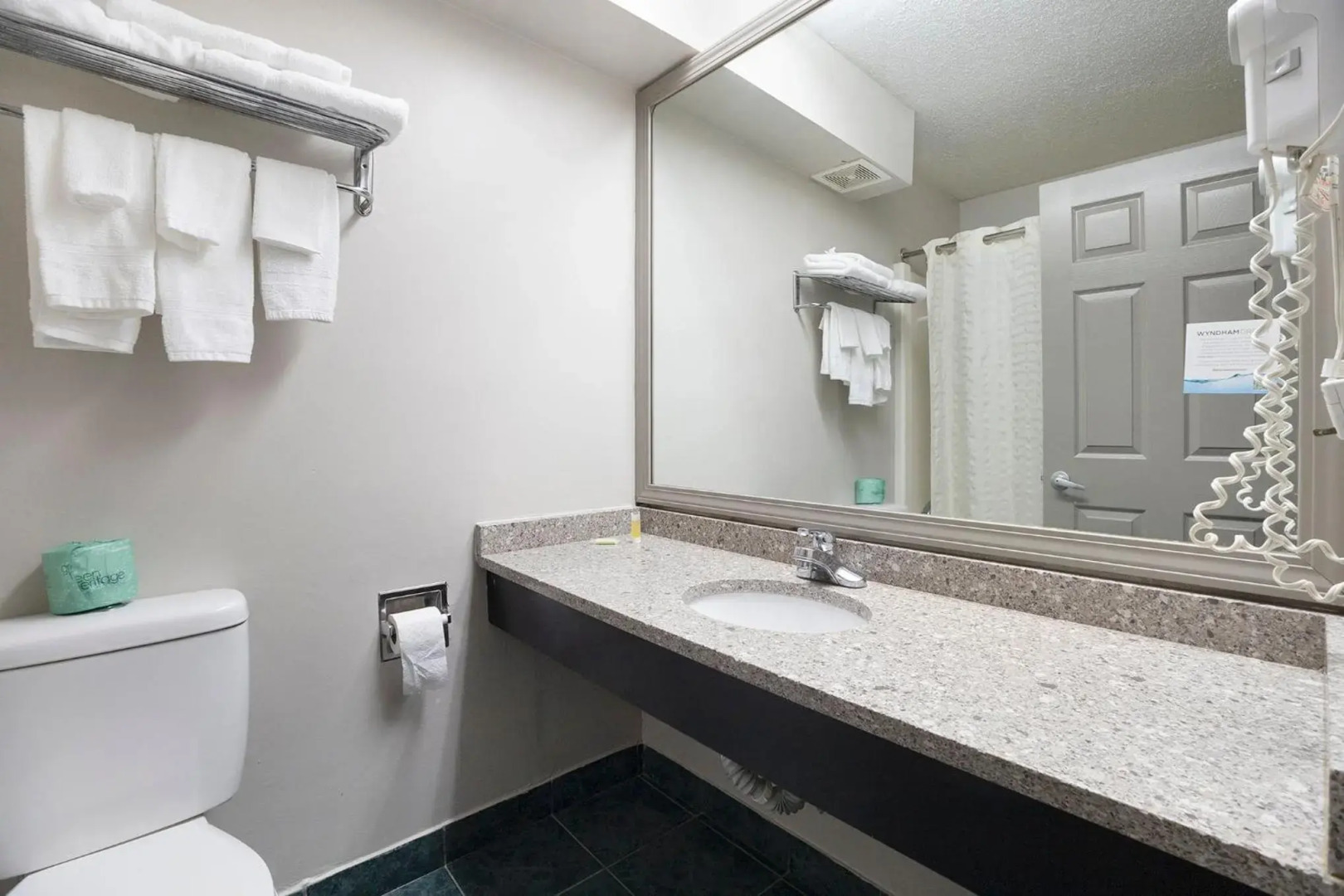 Days Inn & Suites by Wyndham Norton Shores/Muskegon