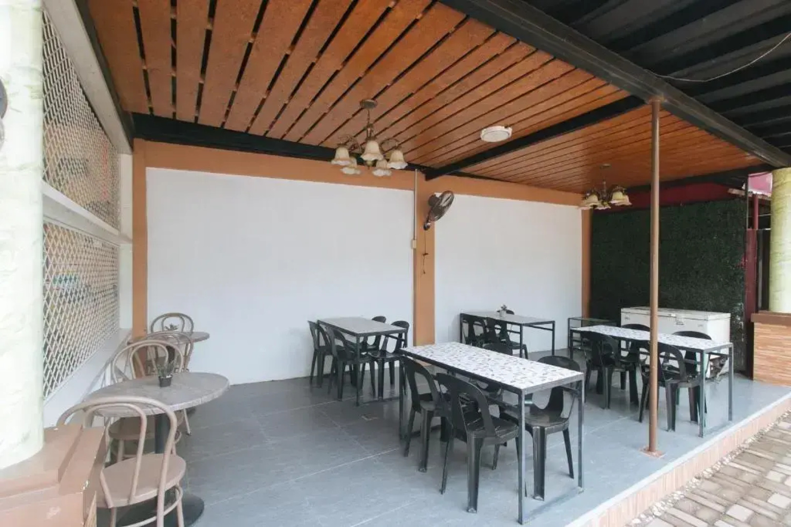 Queens Hometel by Oyo Rooms