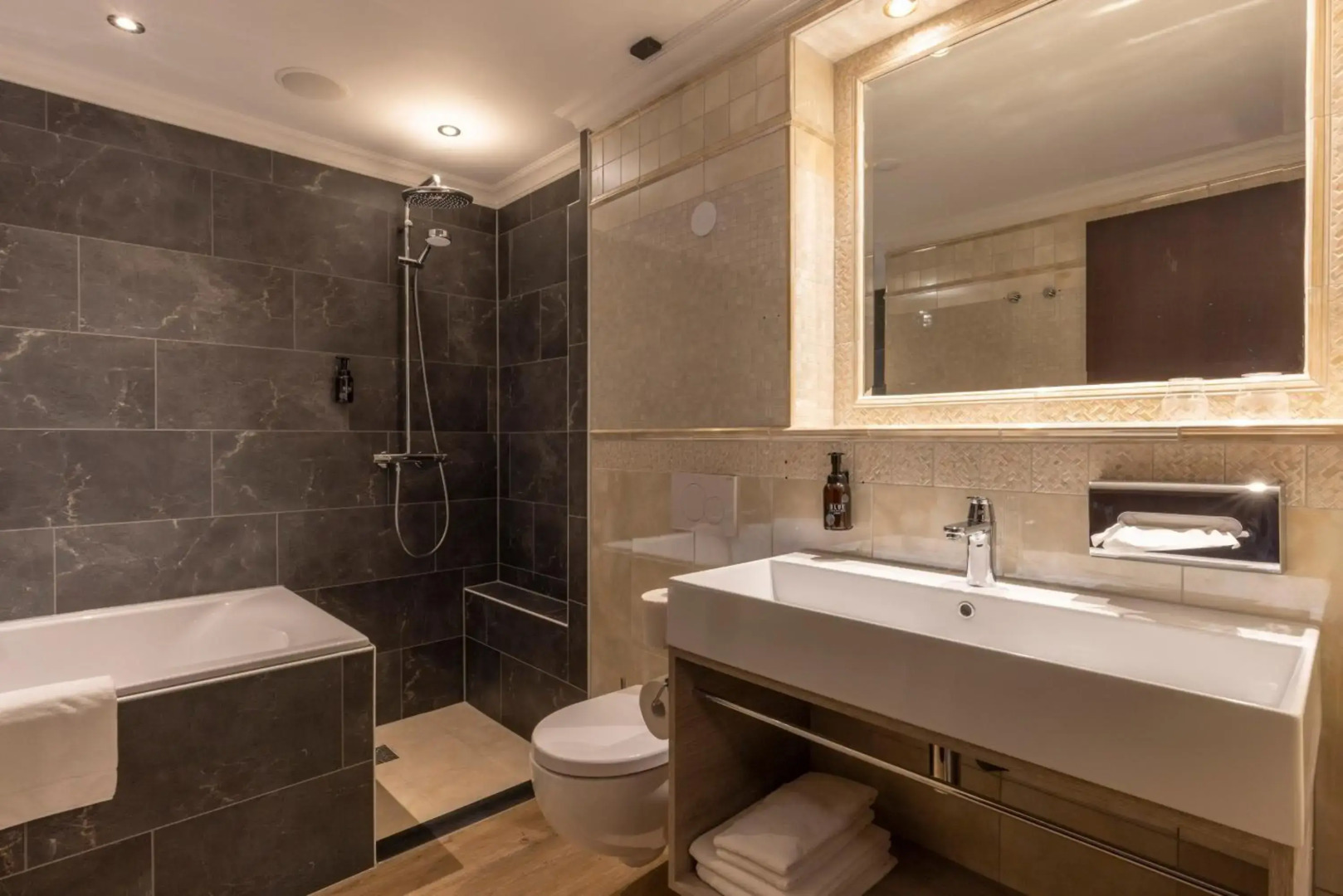 Fletcher Familiehotel De Hunzebergen