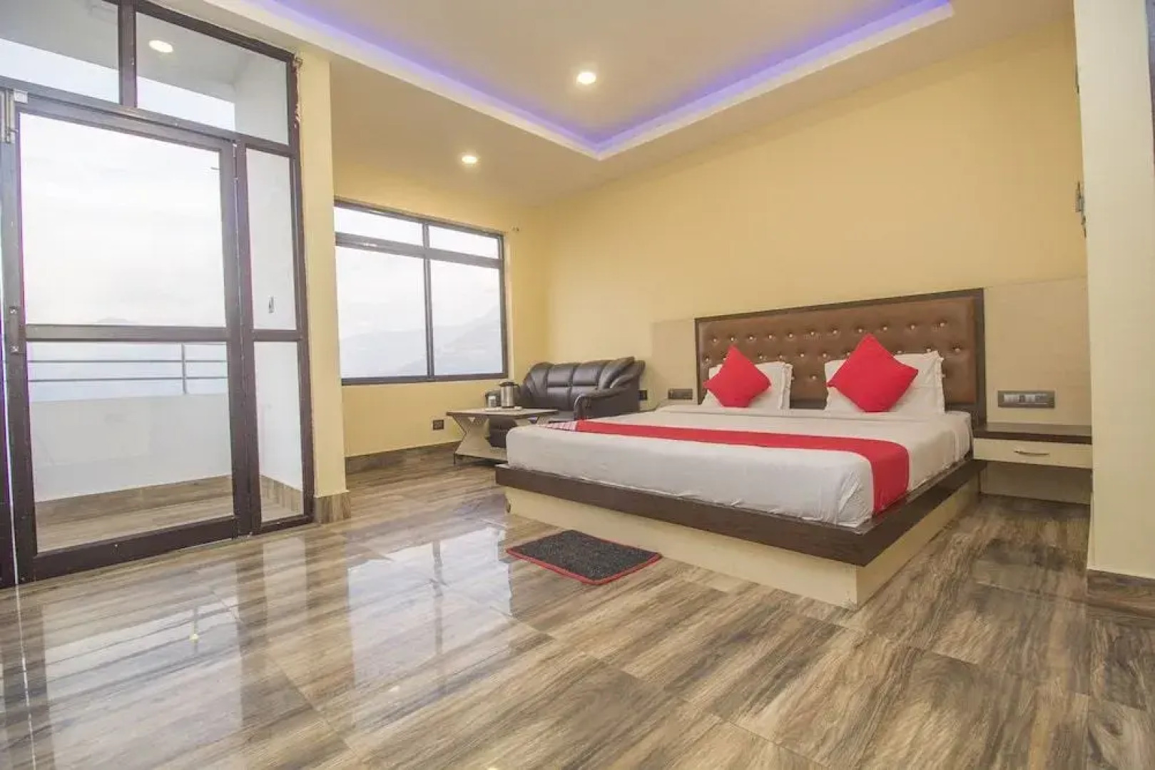 OYO 28105 Hotel Blue Sapphire