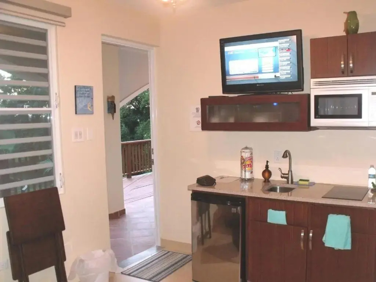 Isabela Villa sleeps 40, pool, Jacuzzi, BBQ, power plant, volley, pool table