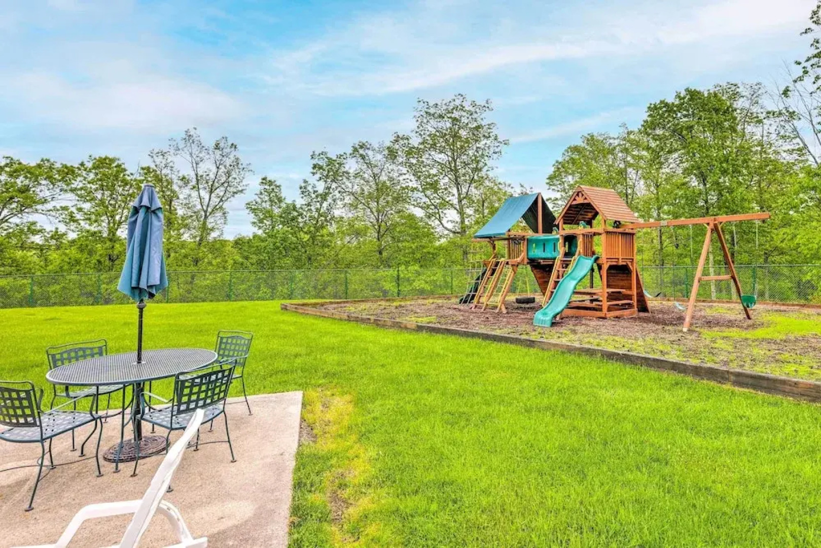 1 Mi to Waterpark: Mtn-view Poconos Hideaway!