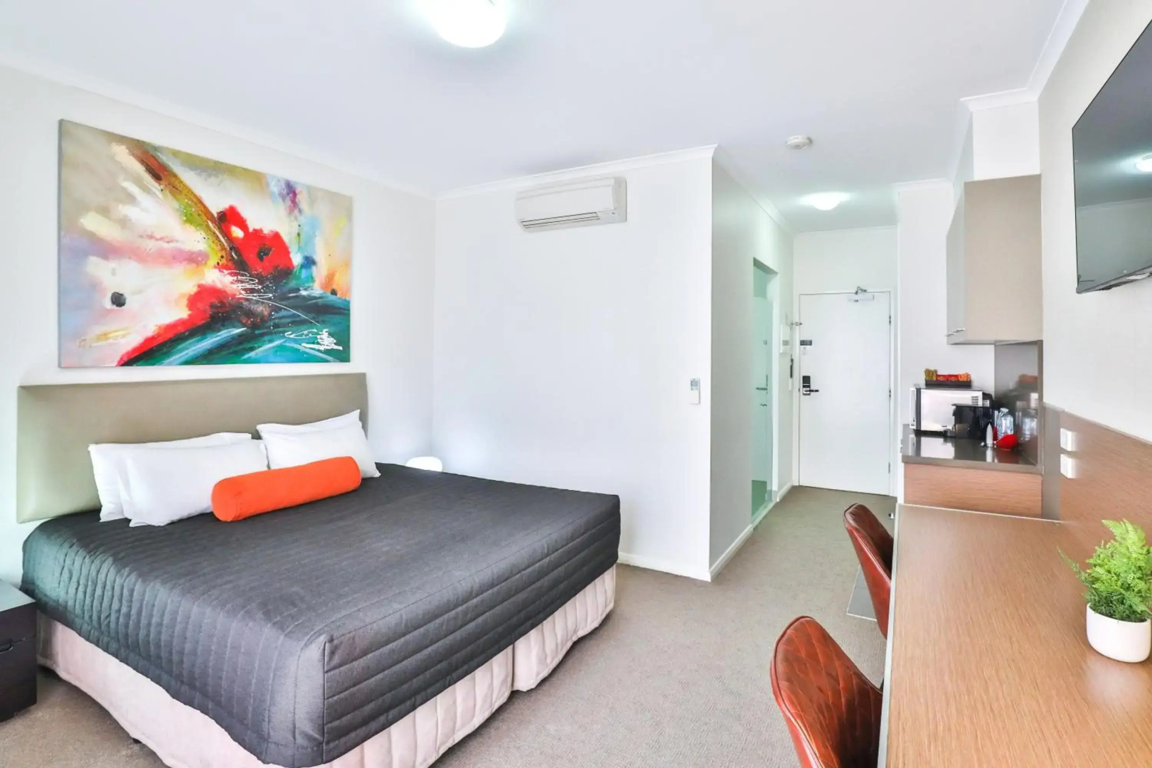Indulge Apartments - Ontario
