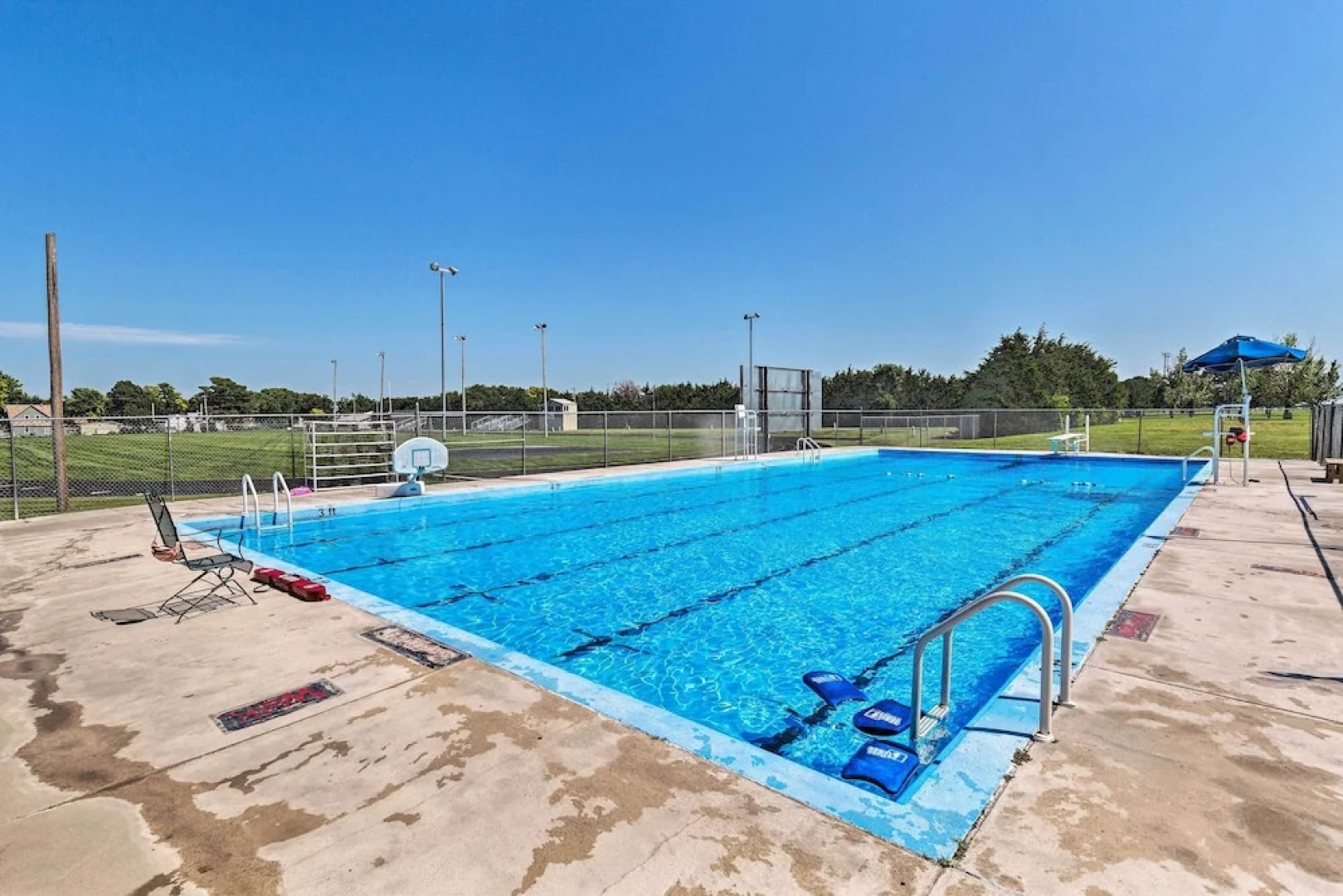 Elwood Townhome w/ Patio - 7 Mi to Johnson Lake