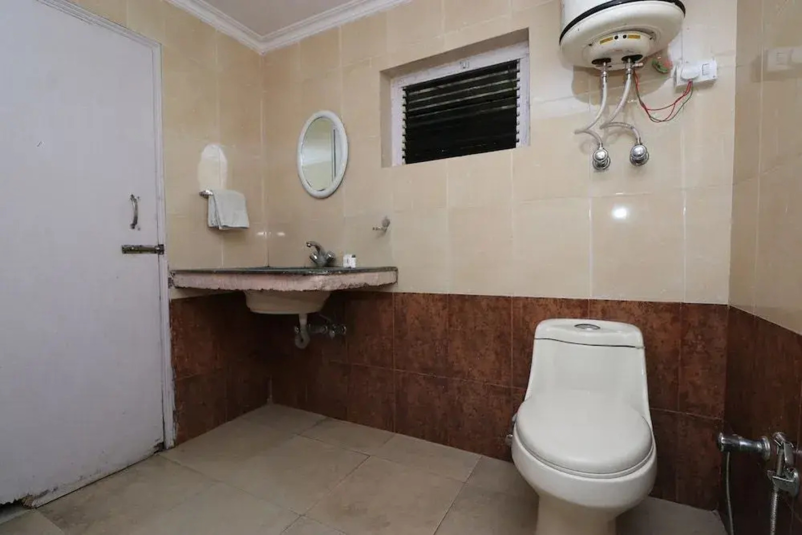 OYO 27612 Maitri Holiday Home