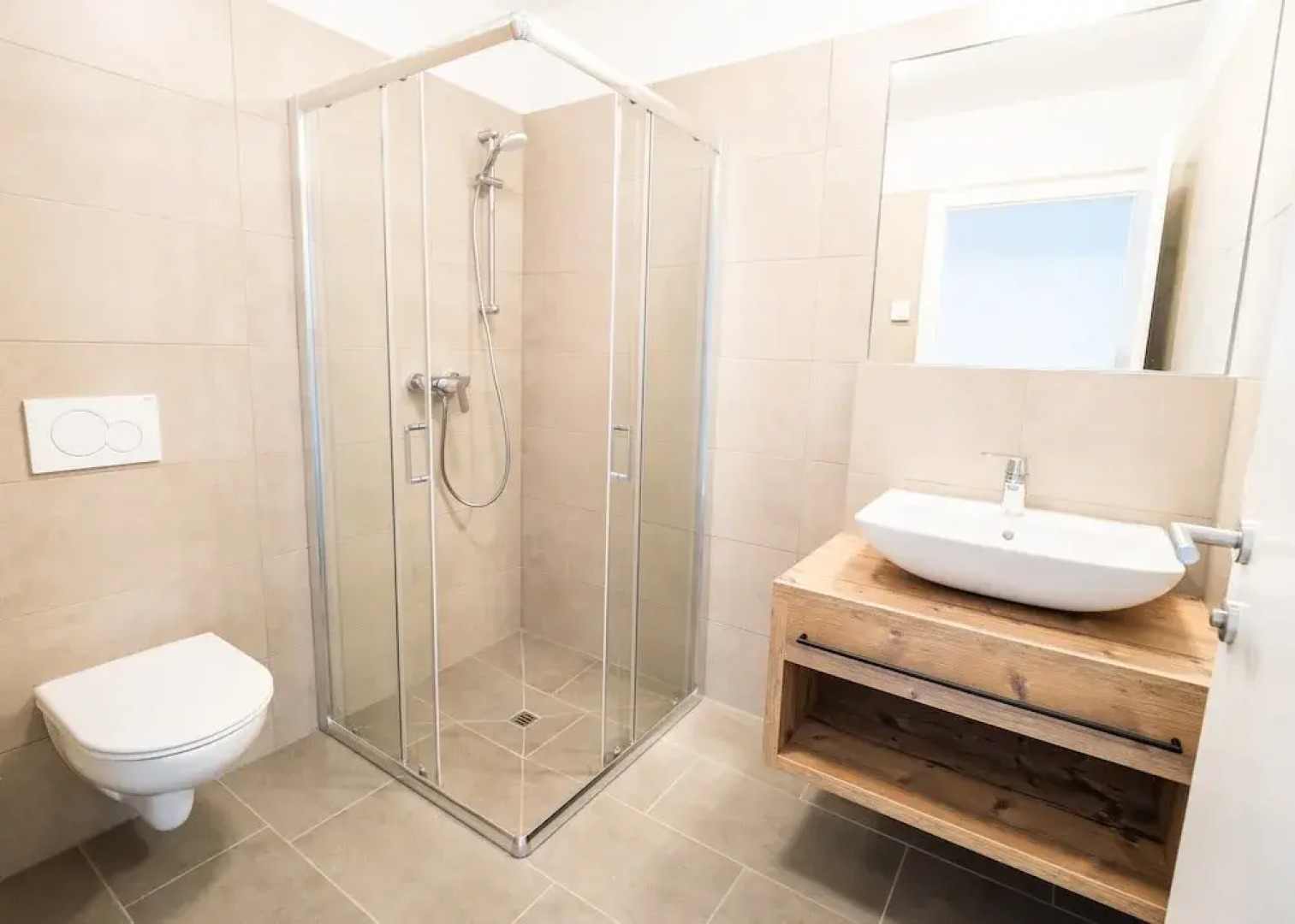 Spacious Apartment With Terrace for 8 Guests