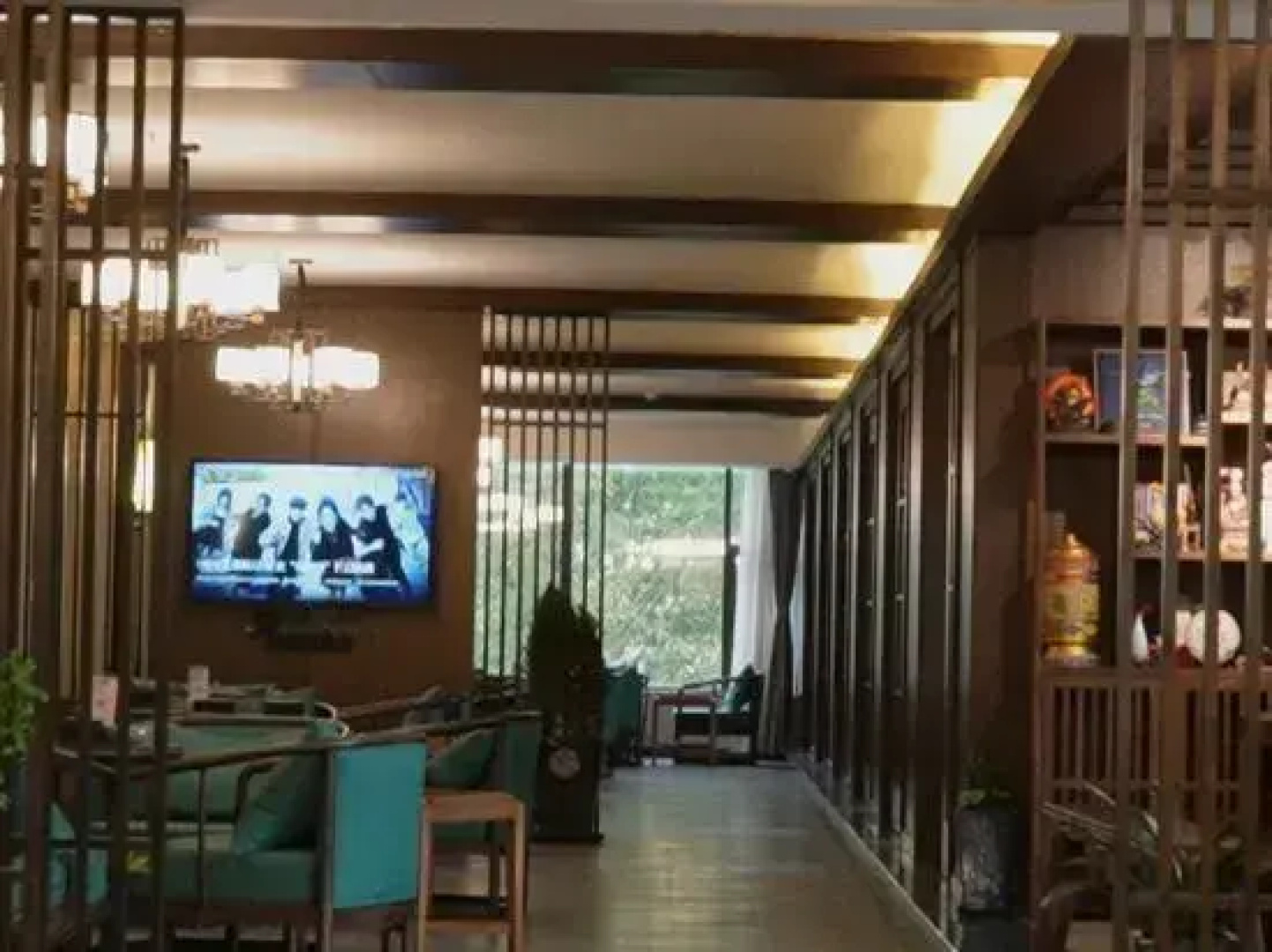 Rouhau White House Hotel