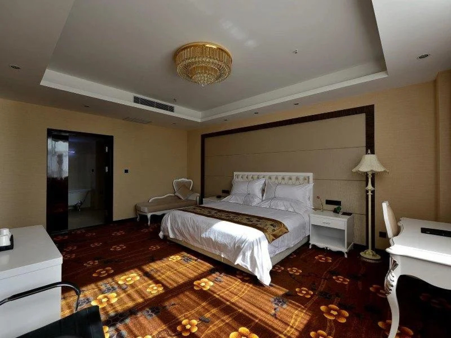 Huang He  International   Hotel