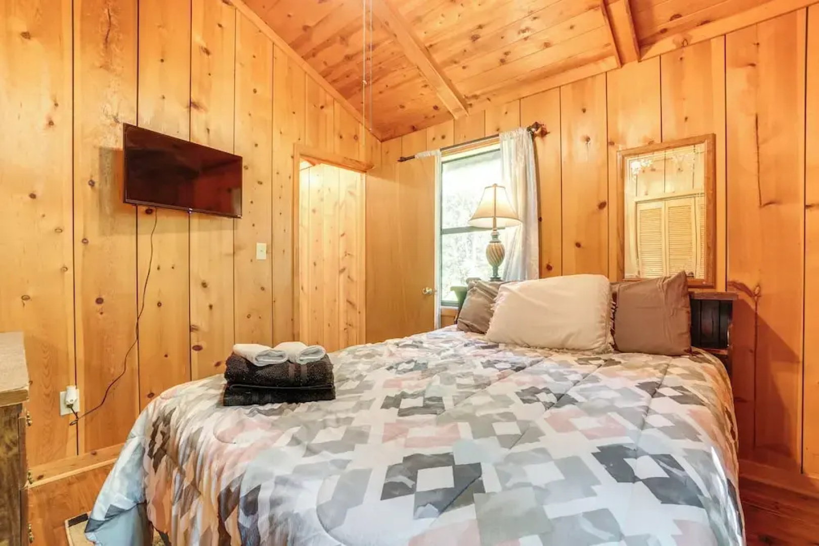 Private Hot Tub & Game Room: Cleveland Getaway