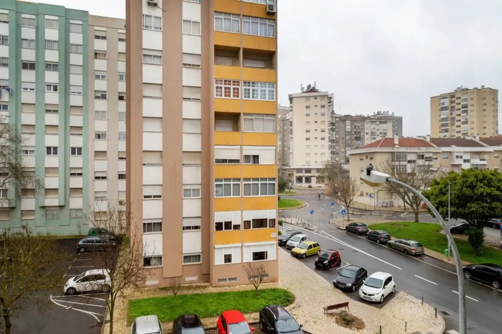 Large Contemporary 3 Bedroom Apartment