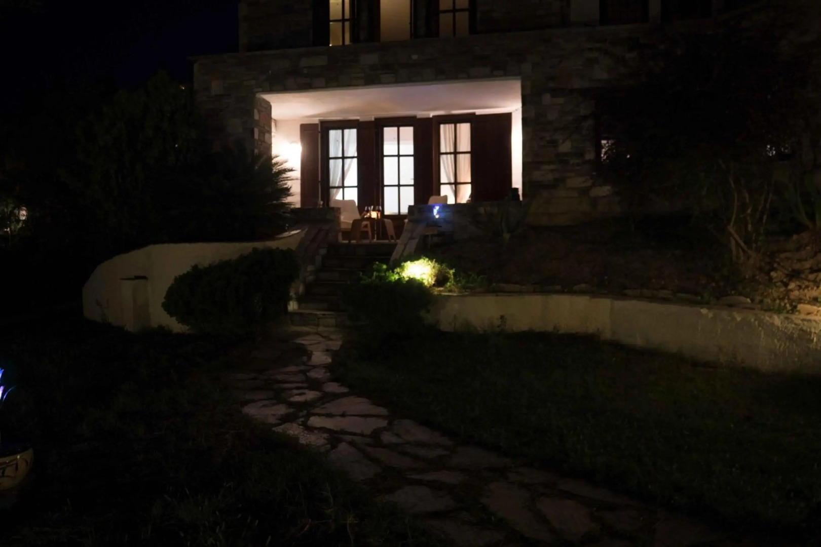 Tranquil Infinity Pool Getaway (private jacuzzi and steam bath, pool, garden, sea and city views)