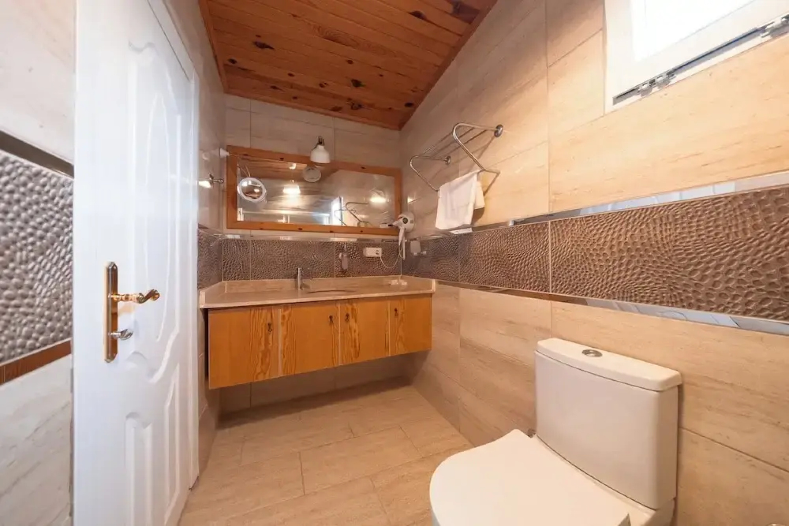 Assos Kadırga Otel