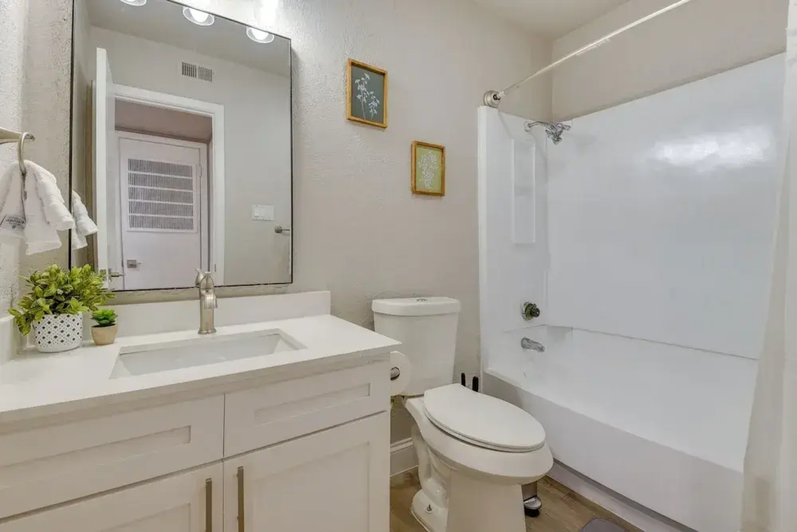 6 Mi to At&t Stadium: Grand Prairie Apt w/ Balcony