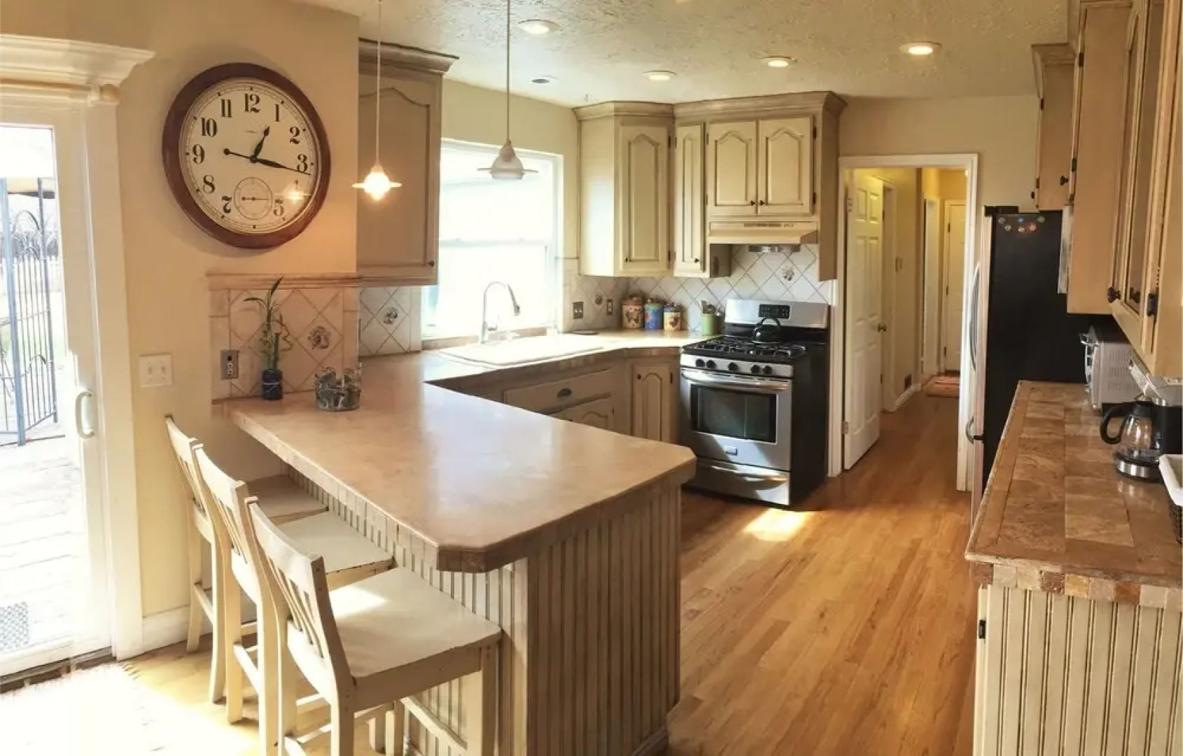 Huge 5-BR Home Just South of the City