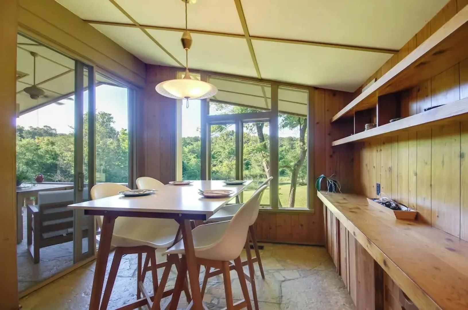 Tranquil Mid-century Modern Cottage w/ Forest View